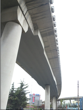 梁體粘貼碳纖維布，并進(jìn)行梁底修補(bǔ)