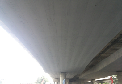 梁體粘貼碳纖維布，并進(jìn)行梁底修補(bǔ)